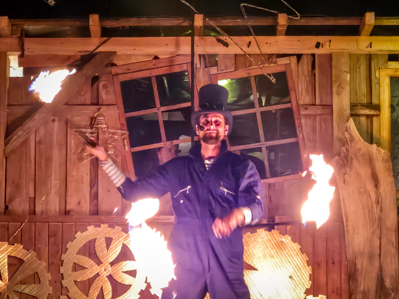 Leuke vuurshow in Hannover tijdens de kerstmarkt