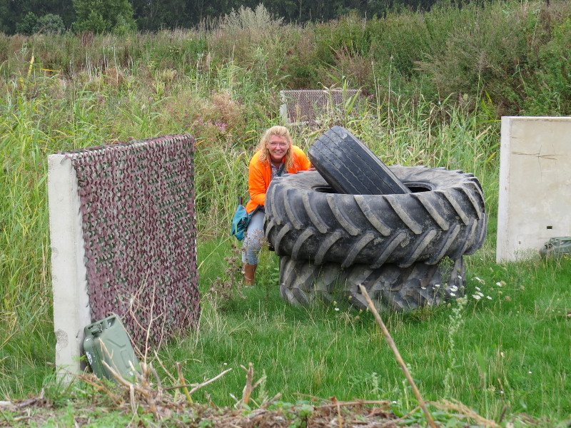 Sabine op het lasergameveld bij Harderwold
