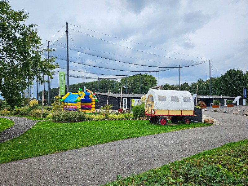 Het springkussen bij de interactieve driving range bij Harderwold