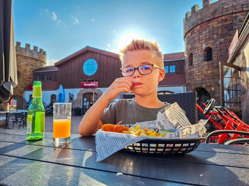 Heerlijk patatjes eten op het terras
