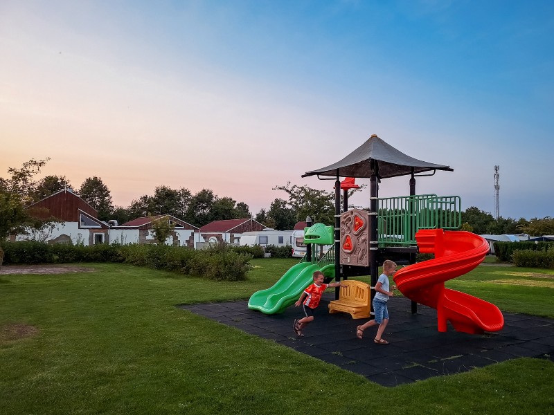 Achter ons verblijf waren er verschillende speeltoestellen