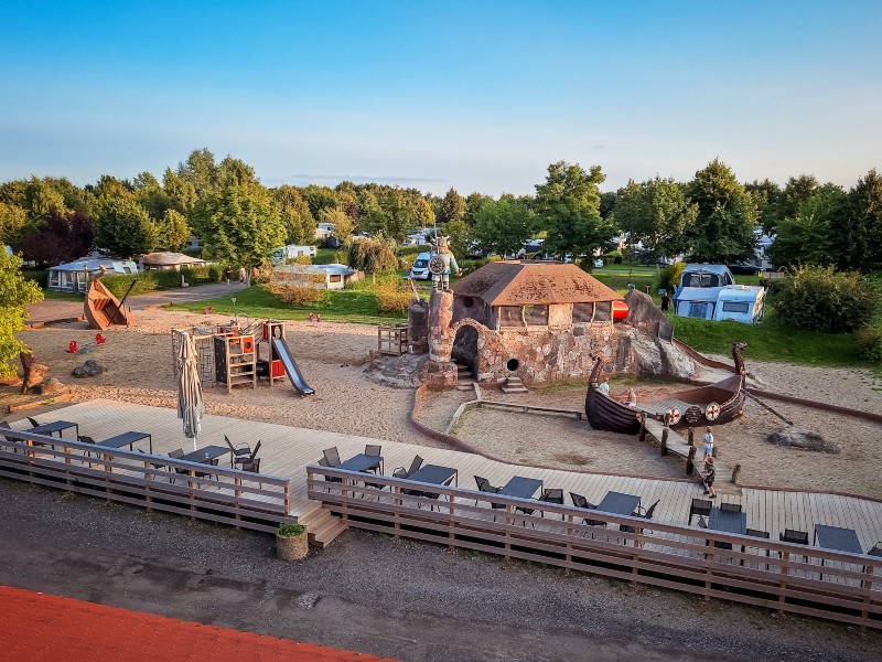 Een gedeelte van de centrale speeltuin van Hasmark Strand Camping
