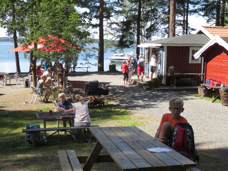 Hasselö Sand met winkeltje en eetstalletje