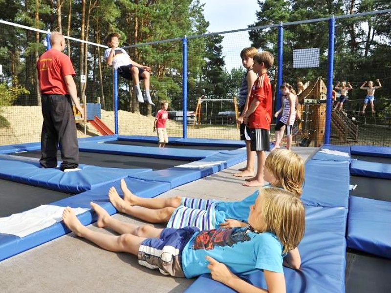 Fun op de trampolines van de camping