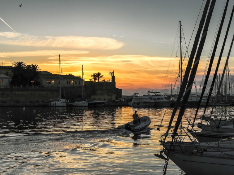Het haventje van Alghero in het avondlicht
