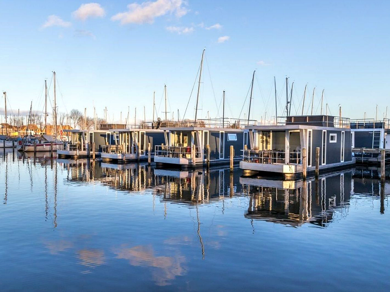 Woonbootjes op het water