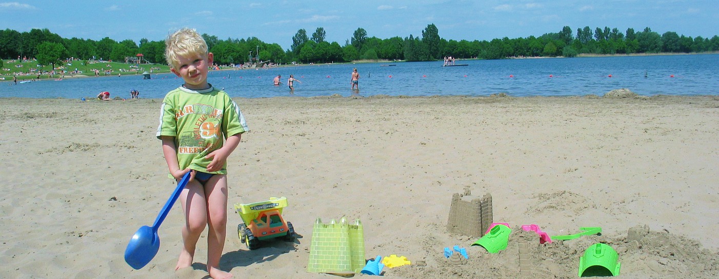 Spelen aan het strandje bij Landal Stroombroek