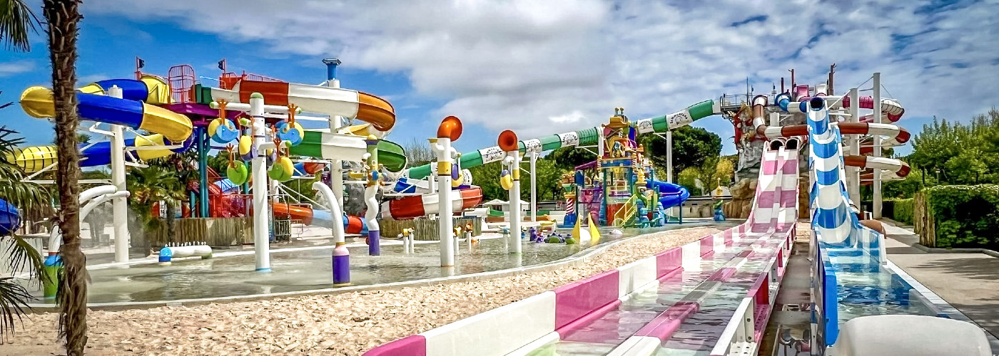 de glijbanen van het aquapark