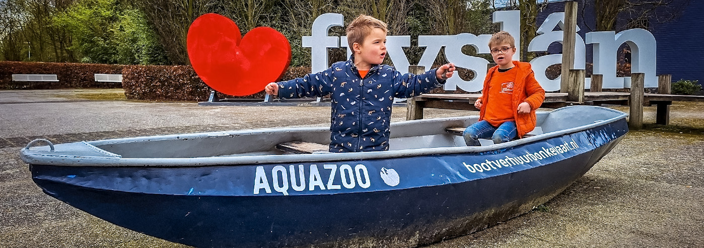 Bij de ingang van AquaZoo Leeuwarden