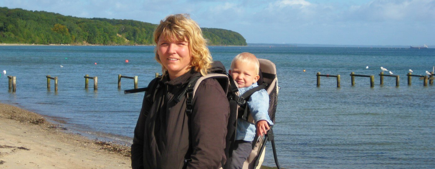 Baby in de drager op Funen in Denemarken