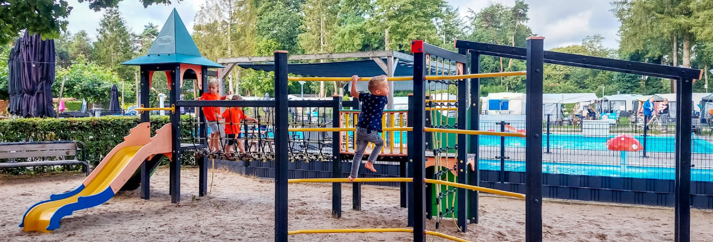 Spelen in de speeltuin Camping de Zandhegge