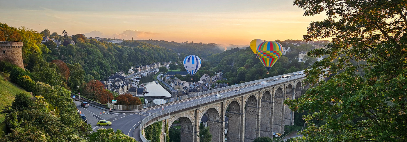 Dinan uitkijk over de rivier met luchtballonnen