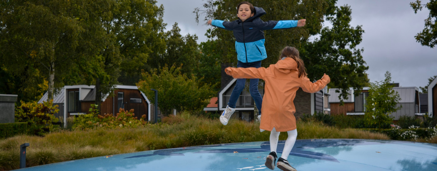 Op de airtrampoline bij EuroParcs Zuiderzee