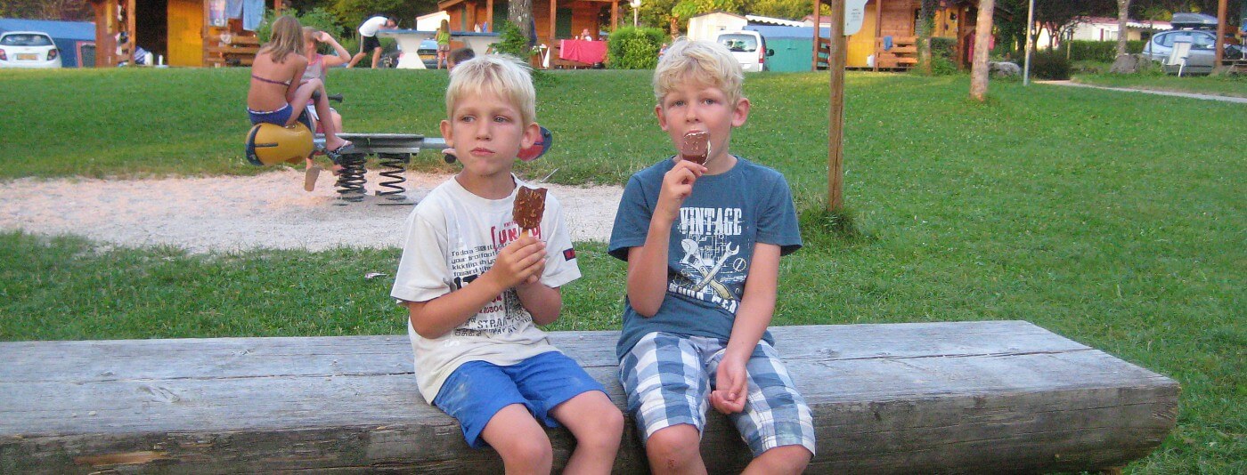 Zeb en Tycho eten een ijsje op camping Domaine de Chalain