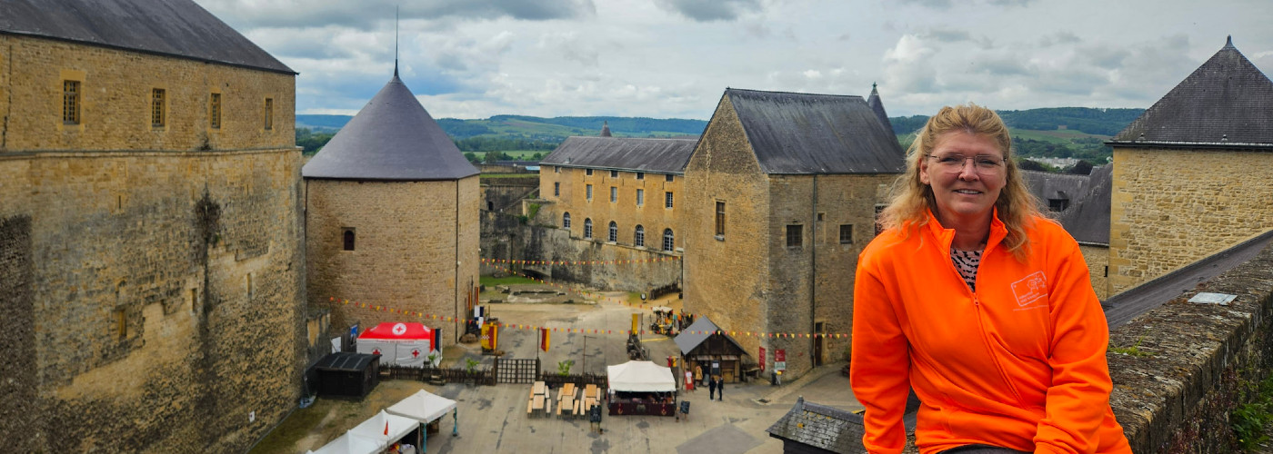 Sabine bij Château Fort de Sedan in de Franse Ardennen