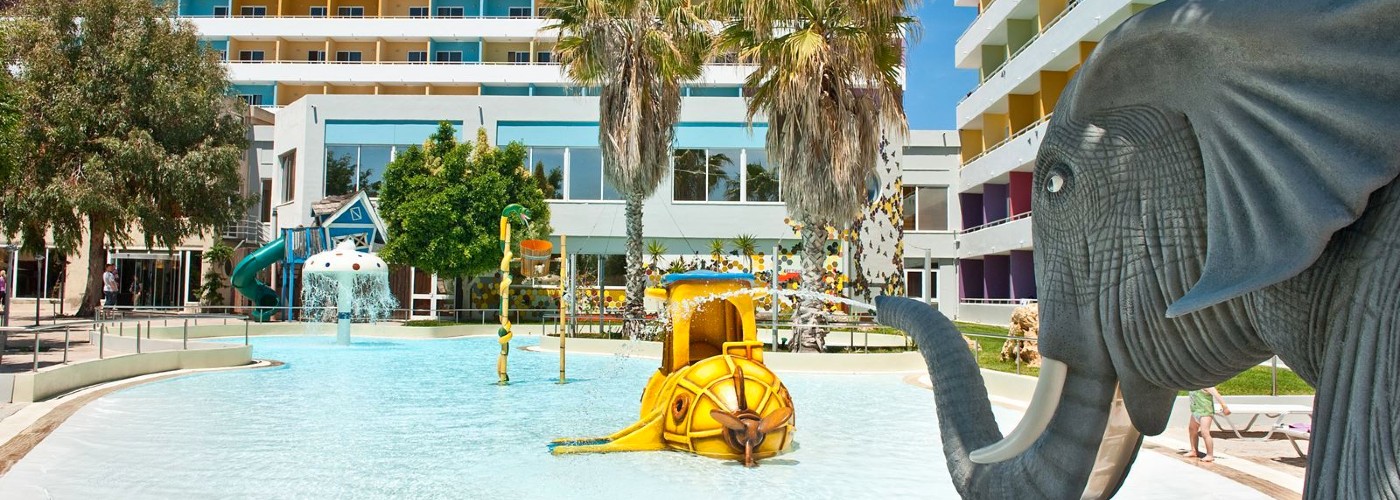 Lekker spetteren met je baby in het ondiepe water van een babyvriendelijk hotel.