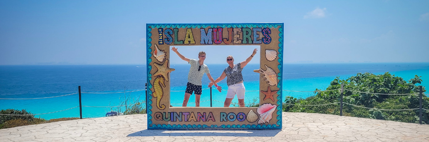 Poseren bij het boord van Isla Mujeres