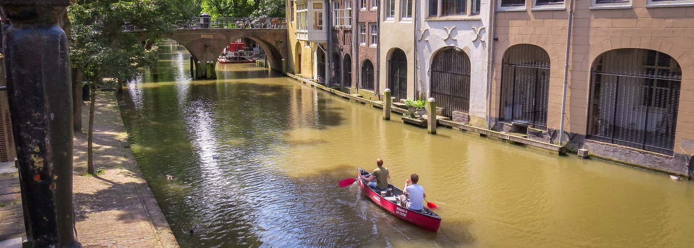 Kanovaren in de grachten van Utrecht