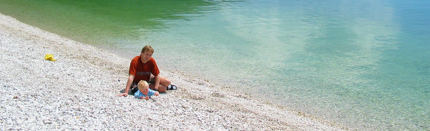Patrick met Zeb op het strand van kroatië