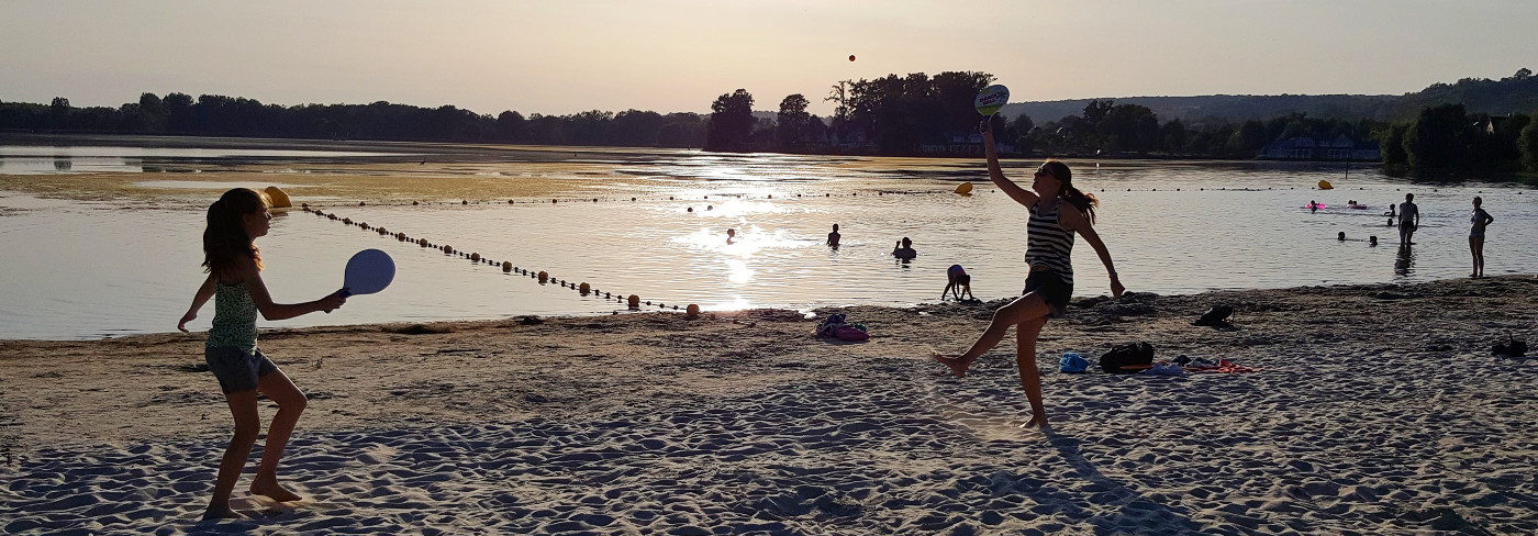 Partijtje beach tennis op het strand van het park le Lac 'd Ailette