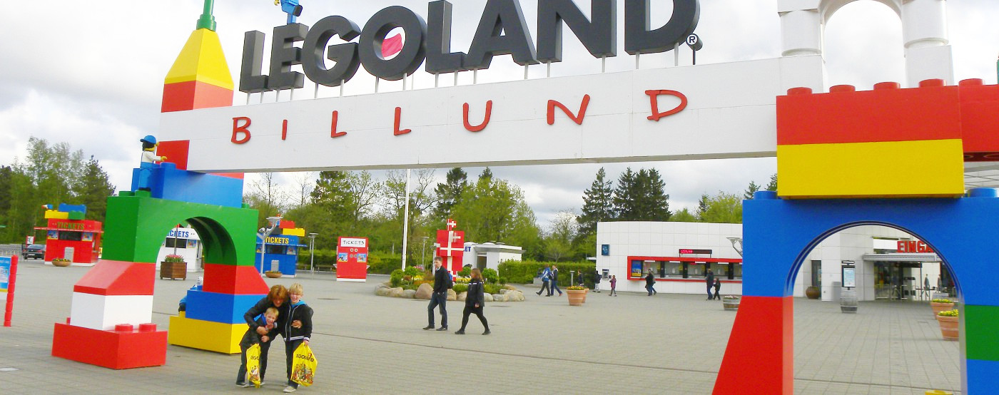 Bij de ingang van Legoland Billund in 2012