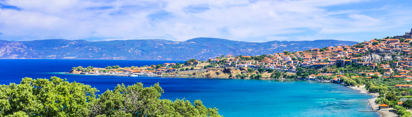 Uitzicht over Molyvos, Noord-Lesbos.