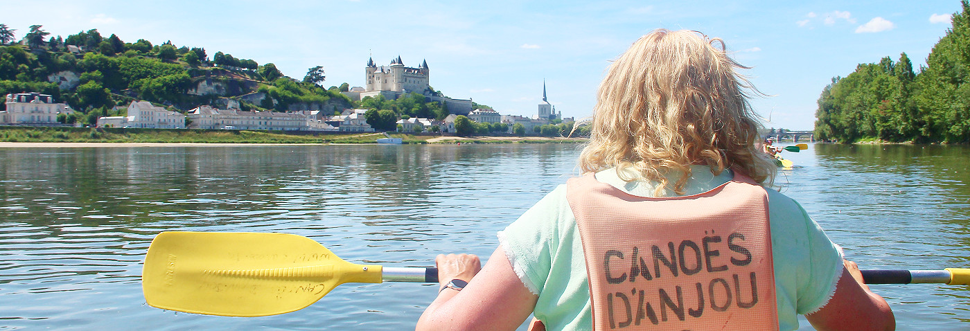 Sabine in de kano op de Loire met het kasteel van Saumur