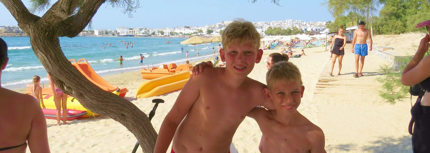 Onze kinderen op het strand tijdens onze vakantie in Griekenland