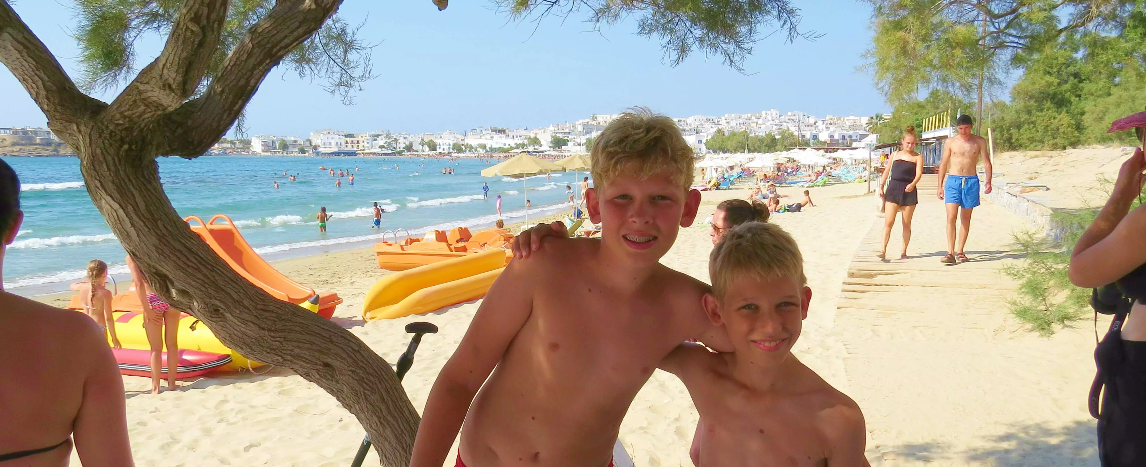 Onze kinderen op het strand tijdens onze vakantie in Griekenland