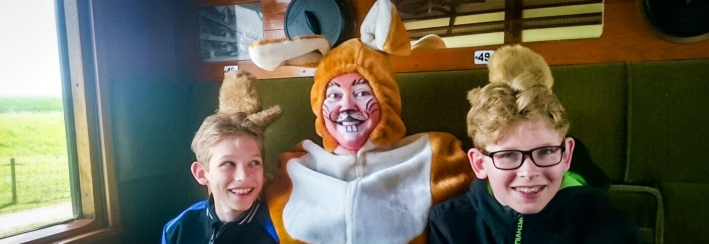 Met de paashaas in de trein