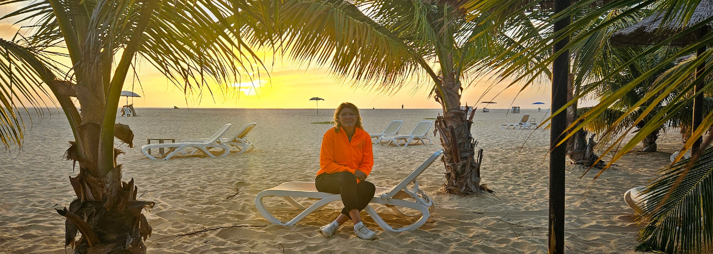 Sabine op het strand bij RIU Palace Santa Maria op Sal, Kaapverdië