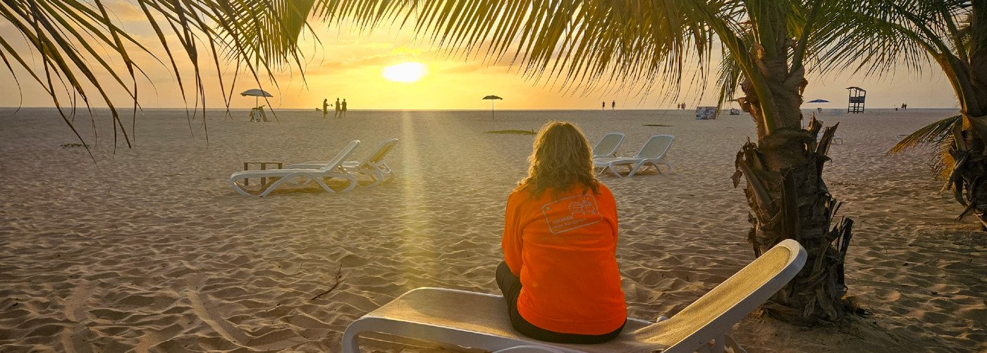 Sabine op het strand met de ondergaande zon op Sal