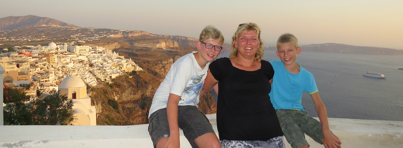 Met de kids op de foto op Santorini