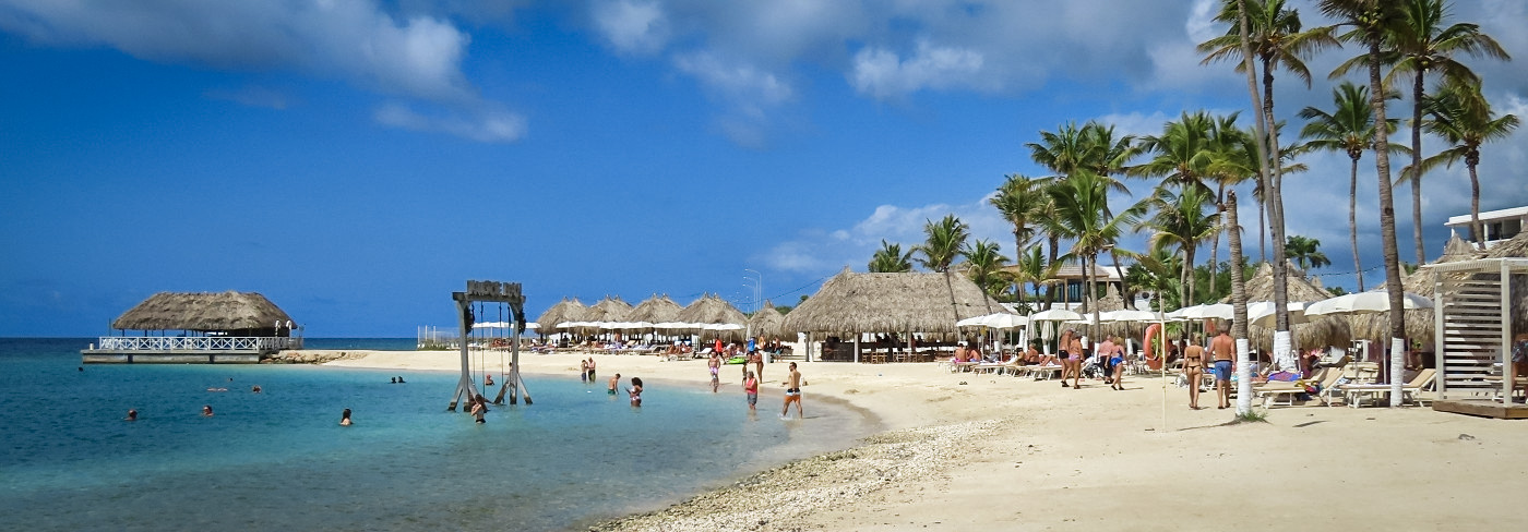 Het strand bij het Mangrove Beach Resort op Curacao