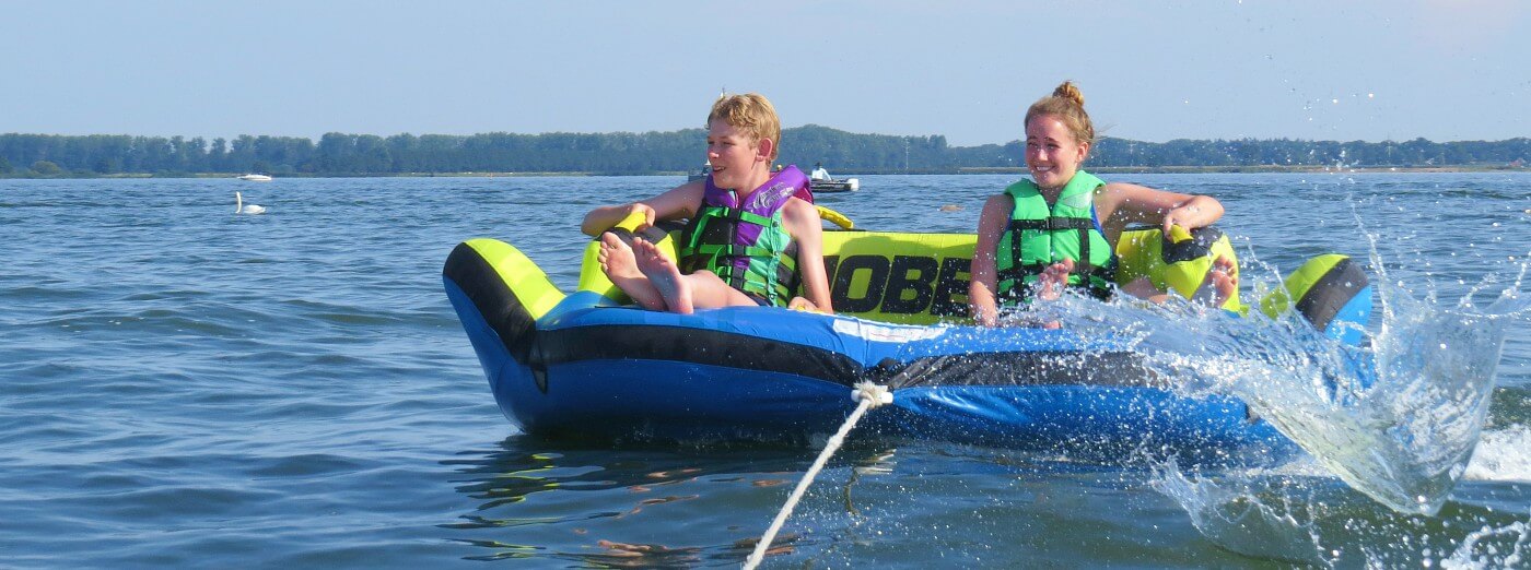 Zeb en Idske op het water achter een speedboot in een band