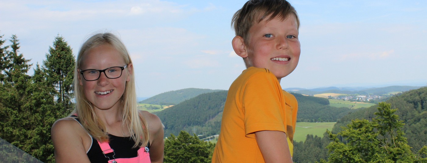 Kids poseren voor het uitzicht vanaf de skischans in Willingen.