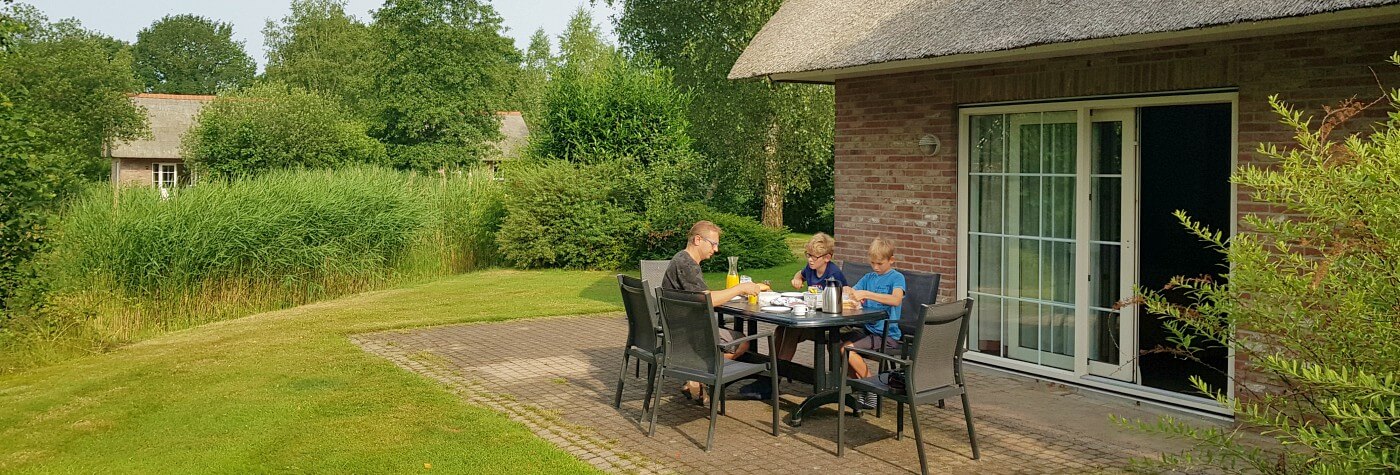 Buiten ontbijten bij Villapark de Weerribben