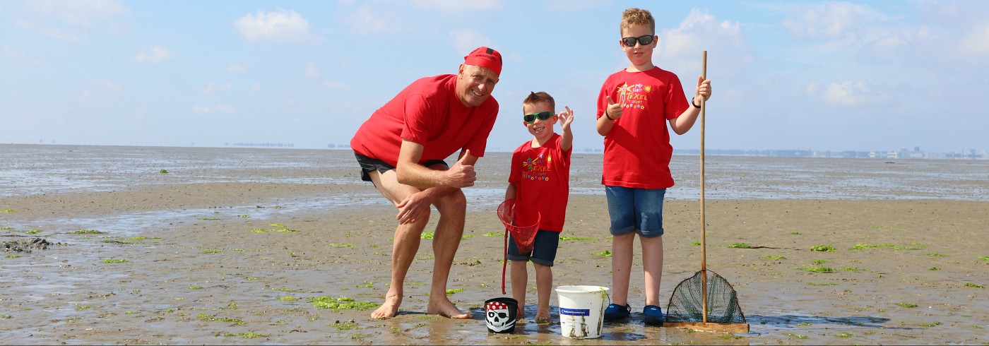 Kinderen maken plezier op het Wad