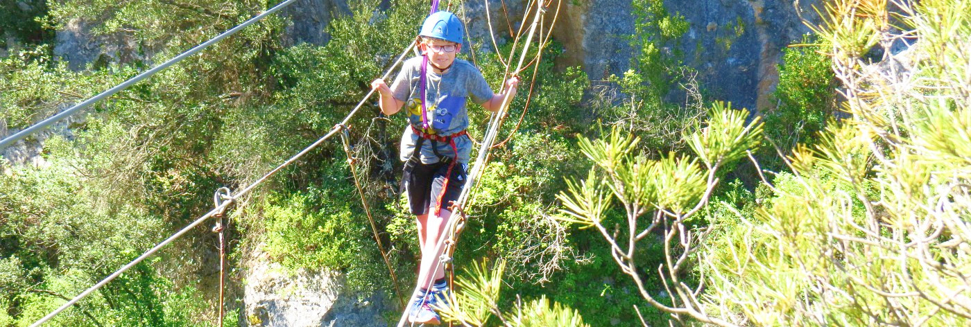 Zeb in actie op de touwbrug