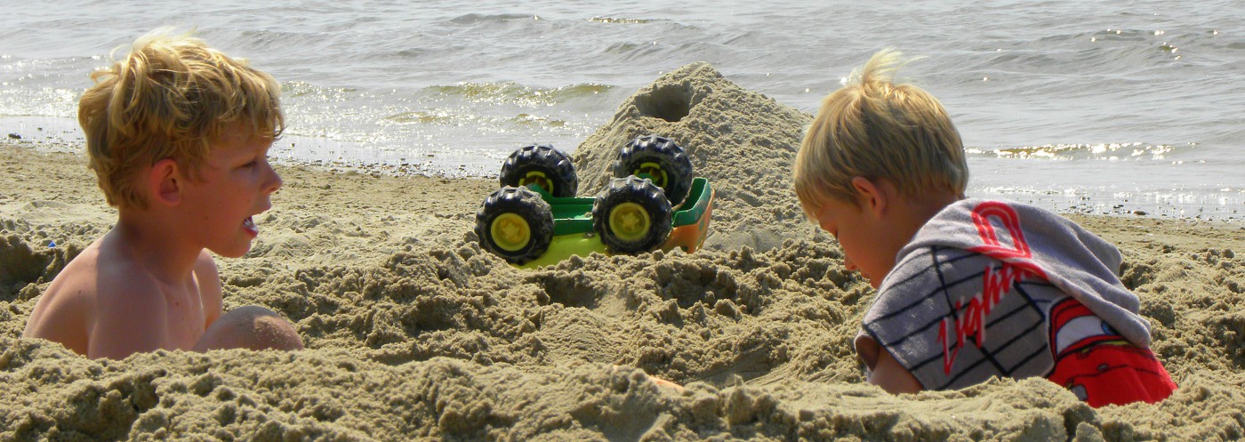 Zeb en Tycho graven zich in op het strand