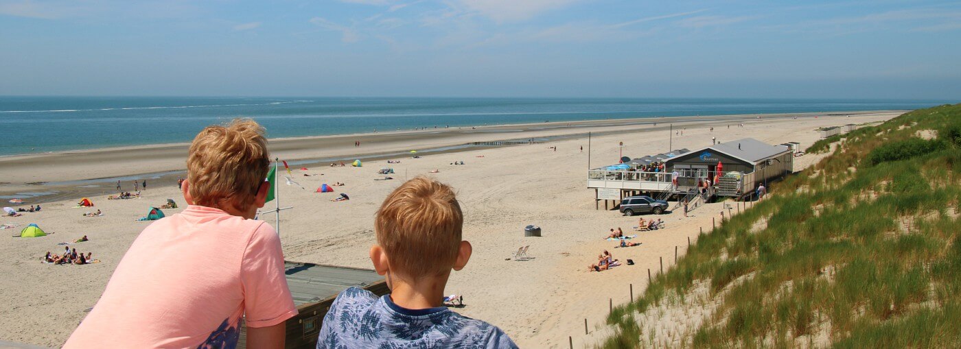 Zeb en Tycho kijken uit over de Zeeuwse stranden