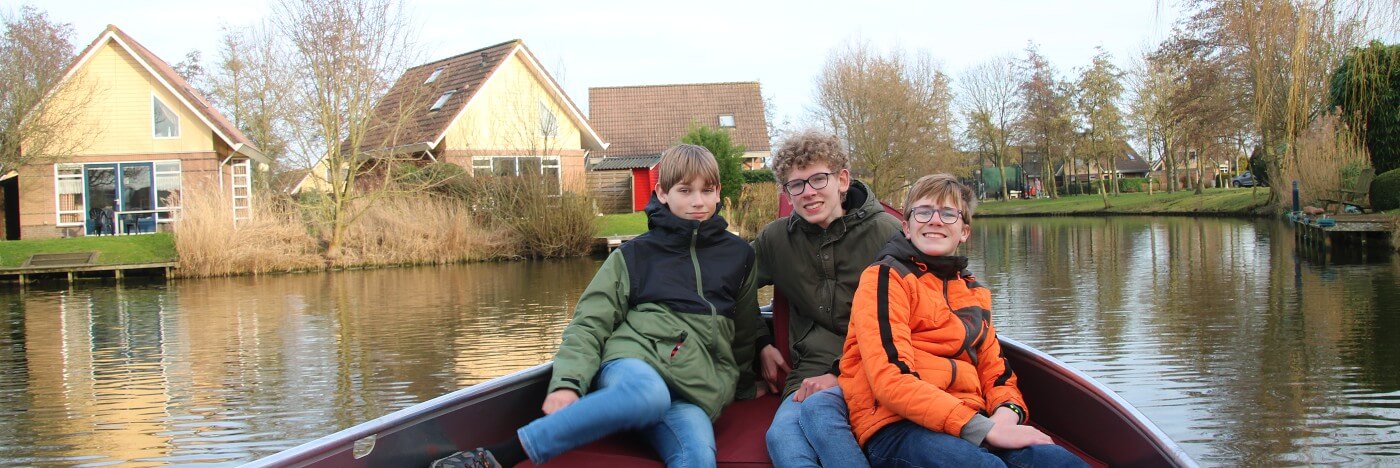 Varen langs de bungalows van Zuiderzee