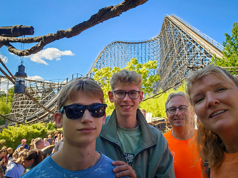 Sabine met haar gezin met de Colossos achtbaan op de achtergrond