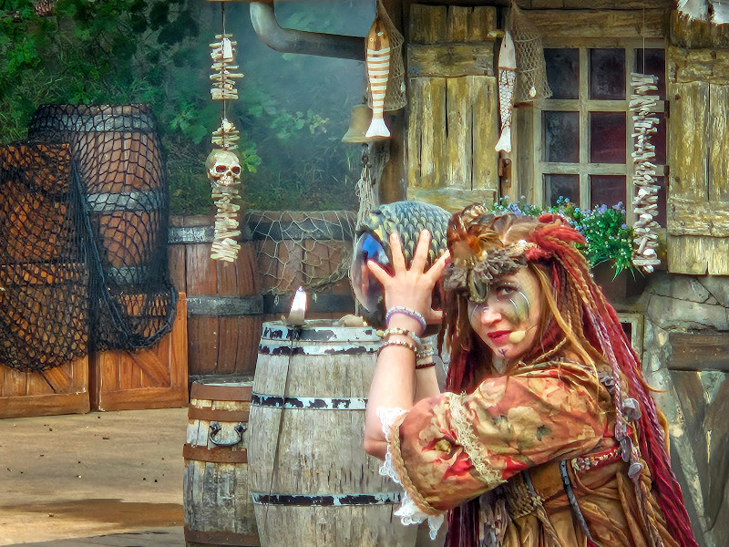 De heks van de piratenshow in Heide Park