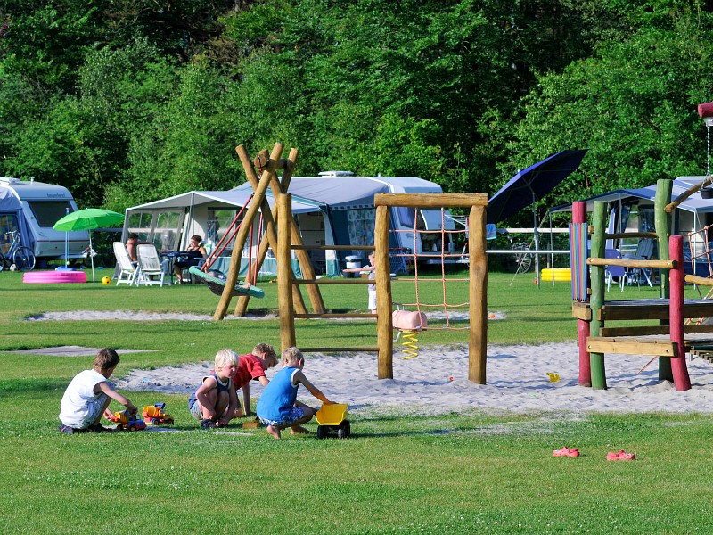 Spelen op het kampeerveld
