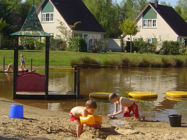 Kinderen spelen met zand en water