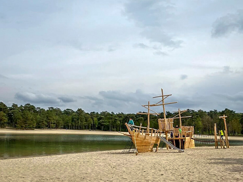Annemarie samen met haar gezin bij het Henschotermeer