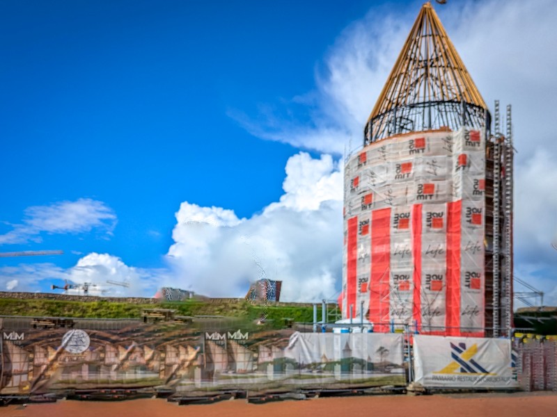 Eén van de torens van het kasteel van Klaipeda wordt herbouwd