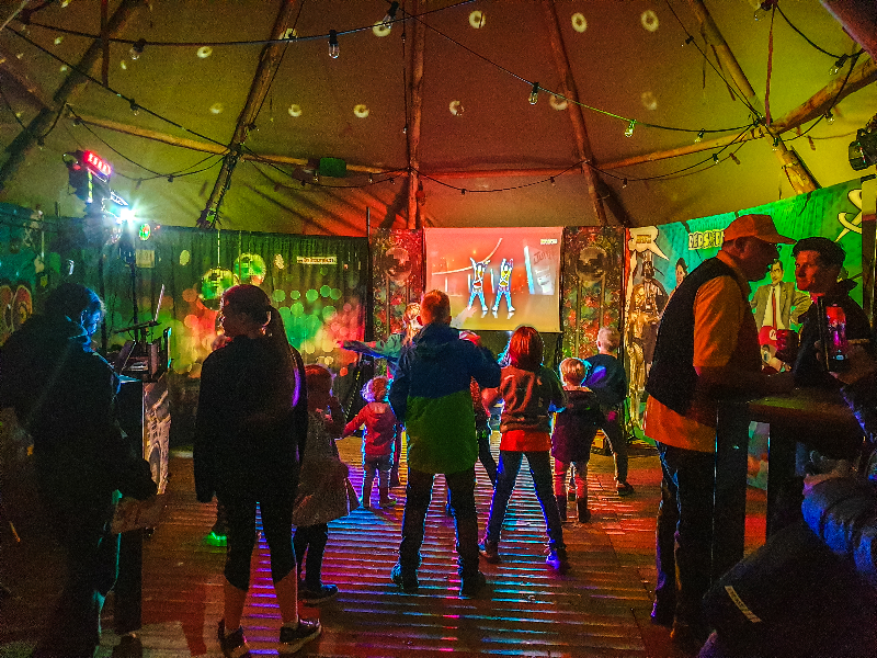 Lekker dansen met de kinderen bij Zeeroversland, tijdens het Herfstival bij BillyBird Hemelrijk.