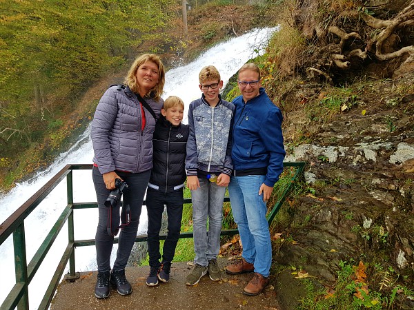 Poseren voor de watervallan van Coo in de herfst